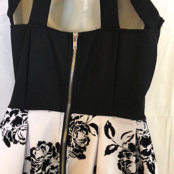 Black and white sleeveless dress with Roses👗🌹 - Picture 4 of 8